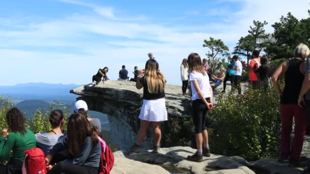 Lots People Taking Photos Atop Mcafee Knob Scenic Viewpoint Appalachian — Stok Video