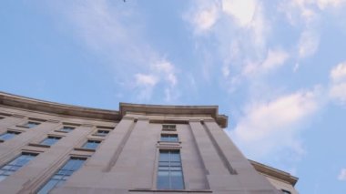 CBP 'nin Washington, DC' deki 1300 Pennsylvania Bulvarı 'ndaki Gümrük ve Sınır Koruma Merkezi binasının eğik çekimi. CBP' nin görevi ABD sınırlarını güvence altına almak ve yasal ticaret ve seyahatleri kolaylaştırmak.