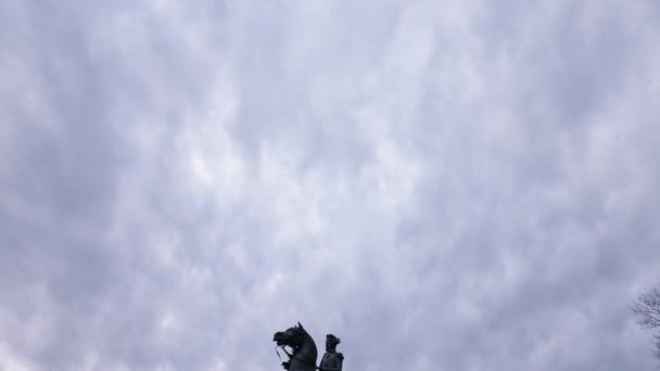 クラーク ミルズが冬の日にワシントンD のワシントン サークルで制作したジョージ ワシントン将軍の騎馬像 空から像とその周辺に撃墜傾斜 — ストック動画