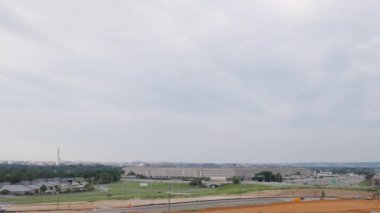 Pentagon, ABD Savunma Bakanlığı 'nın merkezi, bir yaz öğleden sonra görüldüğü gibi Arlington Virginia' dadır. Washington Anıtı da.