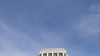 Washington, DC 'deki Göçmenlik ve Gümrük Muhafaza Genel Müdürlüğü binasının orta eğik bir görüntüsü. ICE, sınır ötesi suçlara karşı koruma amaçlı federal bir teşkilat..