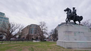 General George Washington 'ın binicilik heykeli, Clark Mills tarafından Washington Circle, D.C.' de bir kış günü yapıldı. Soldan sağa doğru.