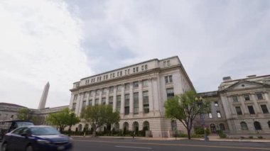 ABD Tarım Bakanlığı 'nın (USDA) Washington' daki Jamie L. Whitten binasının geniş açılı görüntüsü Independence Avenue SW 'dan görüldü. Washington Anıtı uzaktan görülüyor..