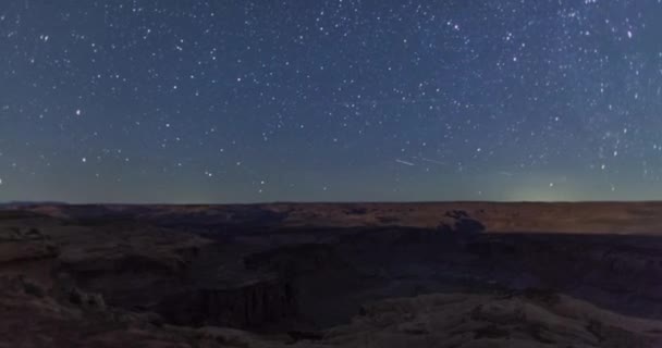 月亮落下的时间和星星在天空中的时间 在前景与肮脏的魔鬼河峡谷 照片拍摄于犹他州汉克斯维尔附近的Blm土地上 — 图库视频影像