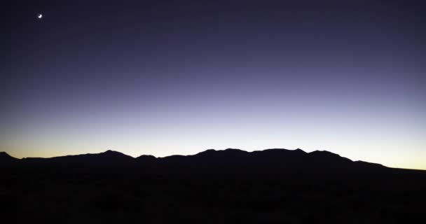 夕暮れの時間の経過 夜空の星 ユタ州ハンクスビル近くのヘンリー山脈の日の出 — ストック動画