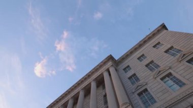 Herbert C. Hoover Binası, Birleşik Devletler Ticaret Bakanlığı 'nın Washington, DC' deki genel merkezi, bir kış akşamında Constitution Avenue NW 'da görüldüğü gibi. Kamera aşağı eğiliyor..