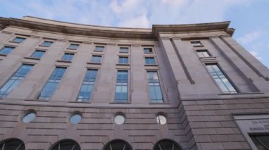 Gümrük ve Sınır Koruma Merkezi (CBP) Washington, DC merkezindeki Ronald Regan Uluslararası Ticaret Merkezi 'nde bulunmaktadır. Gün batımında eğik çekim, insan yok..