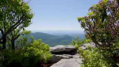 Shenandoah Vadisi 'nin manzarası, Büyük Schloss' un zirvesinden, Virginia ile Batı Virginia arasındaki sınırda bir jeolojik özellik, bir yaz günü.