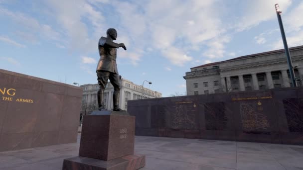 워싱턴 Wwi 기념관에 장군의 동상은 대전중 미군의 영웅적 노력을 기리고 — 비디오
