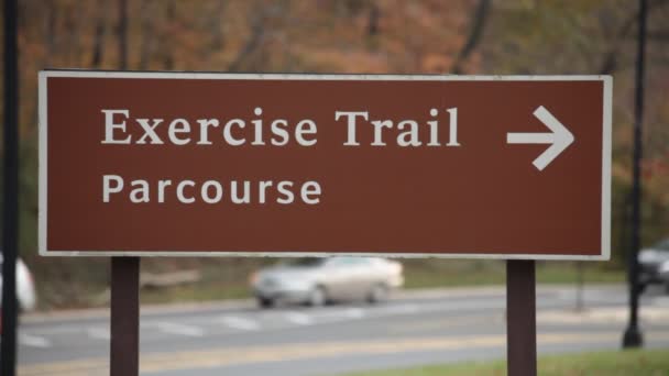 Ένα Σημάδι Μαθήματος Άσκηση Βρίσκεται Στο Rock Creek Park Ουάσιγκτον — Αρχείο Βίντεο