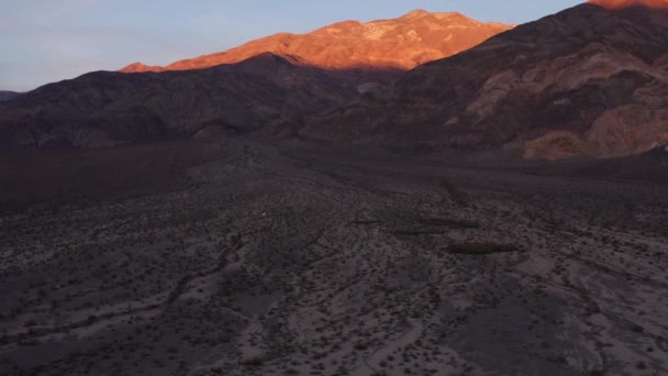 Vzdušný Záběr Západu Slunce Osvětlující Ústí Překvapivého Kaňonu Pohoří Panamint — Stock video