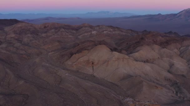 黄昏时分在Ca Tecopa以东被遗弃的中午矿址和Nopah山脉南部的空中拍摄 — 图库视频影像
