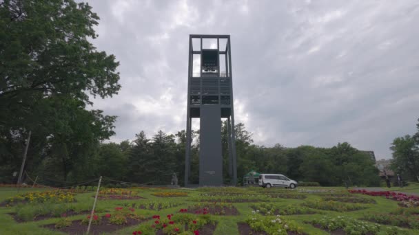 Den Holländska Carillon 127 Meter Hög Campingplats Med Bells Husvagn — Stockvideo