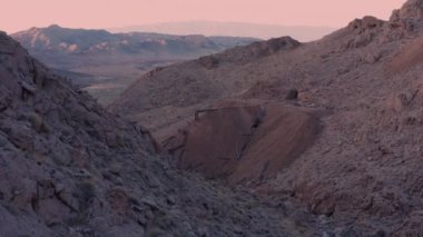 Tecopa, Kaliforniya 'nın doğusundaki terk edilmiş öğle vakti mayın sahasında çöken köprünün hava izleme görüntüsü.. 