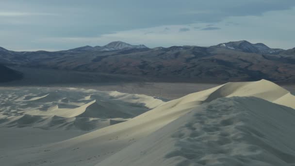 Een Tijdspanne Van Ochtendzonlicht Die Eureka Duinen Verlicht Death Valley — Stockvideo