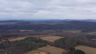 Pennsylvania, ABD 'nin kırsal kesimlerinde, nefes kesen bir hava akımı, arka planda kayan tepeler, orman ve bulutlu bir gökyüzünün bulunduğu pitoresk bir kırsal bölgeyi gözler önüne seriyor..
