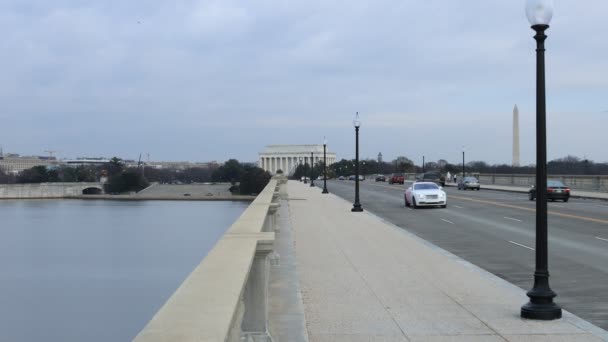 一架军用直升机飞越横跨弗吉尼亚和华盛顿特区之间波托马克河的阿灵顿纪念桥林肯纪念堂和华盛顿纪念馆在远处看得见 — 图库视频影像
