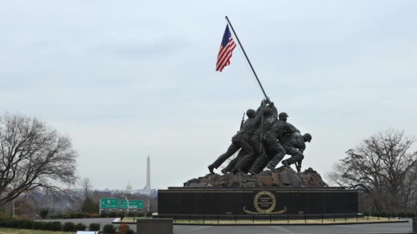 灰色の晩秋の日に見られるアメリカ海兵隊戦争記念碑 ワシントン記念碑とアメリカの議事堂ビルが遠くに見える — ストック動画