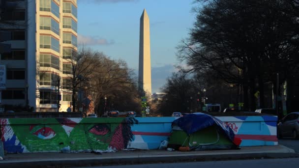 Een Tent Van Een Ongehuisvest Persoon Washington Het Washington Monument — Stockvideo