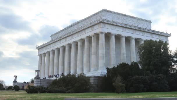 Wschodnia Strona Lincoln Memorial Waszyngtonie Niezidentyfikowani Turyści Chodzą Schodach Chmurne — Wideo stockowe