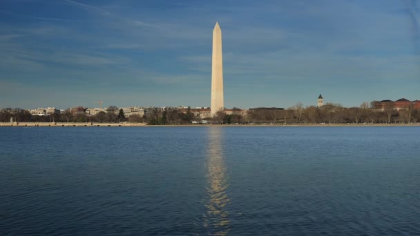 겨울에 워싱턴 워싱턴 기념비와 분지의 광범위 오벨리스크는 물결치는 반사된다 — 비디오