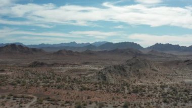 Arizona, Quartzite 'in güneyindeki Kofa Dağları' nın bir kış günü çekilmiş fotoğrafı. Kamera kaideyi kaldırır..