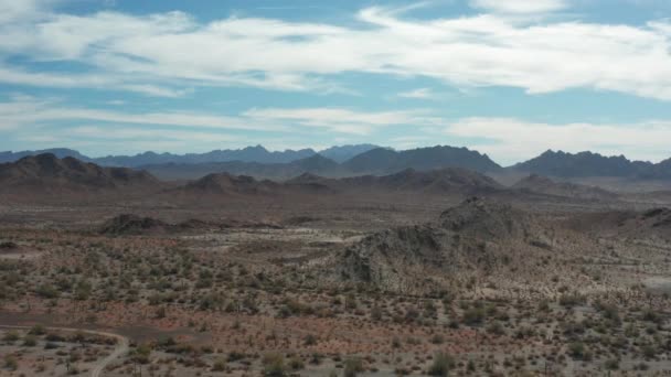 冬の日にアリゾナ州クォーツサイトの南のコファ山脈の空中撮影 カメラは台座を動かしてる — ストック動画