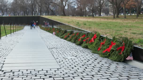 Férias Coroas Vietnam Veterans Memorial Wall Washington — Vídeo de Stock