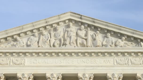 Równa Sprawiedliwość Według Prawa Wygrawerowana Zachodnim Froncie Budynku Sądu Najwyższego — Wideo stockowe