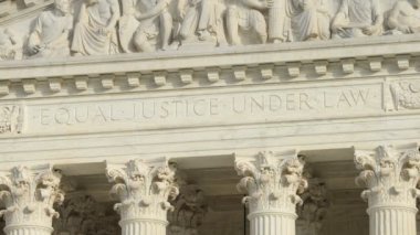 Washington, D.C. 'deki Birleşik Devletler Yüksek Mahkemesi Binası' nın batıya bakan soyadıyla ilgili 