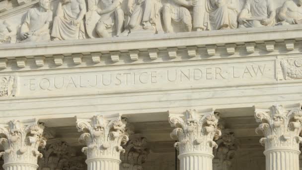 Впритул Напис Рівне Правосуддя Законом Західному Фронтоні Будівлі Верховного Суду — стокове відео