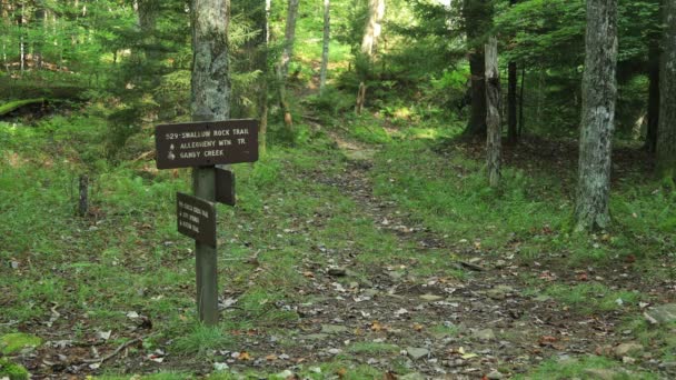 Papan Nama Untuk Persimpangan Seneca Creek Trail Dan Swallow Rock — Stok Video