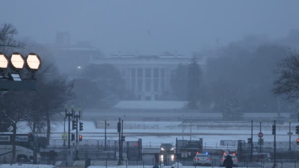 冬の吹雪の中で見たホワイトハウスとエリプスの南の芝生 — ストック動画