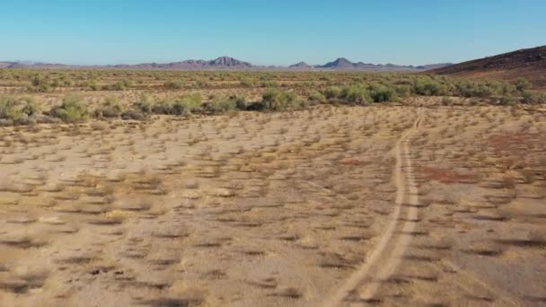 Flygbild Grusväg Som Skär Genom Sonoranöknen Södra Arizona Kameran Gör — Stockvideo