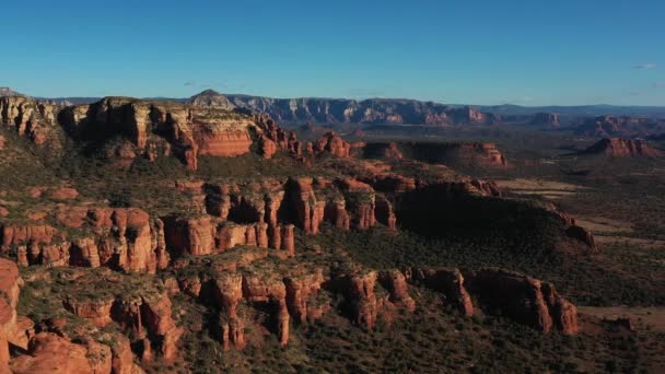 Letecký Záběr Sedony Arizony Okolních Rudých Skalních Útvarů Kamera Sleduje — Stock video
