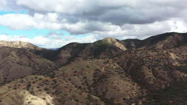 位于亚利桑那州南部靠近墨西哥边境的Coronado国家森林Sierra Vista Ranger区 通过帕塔哥尼亚山脉的杜塞克斯恩路的空中拍摄 — 图库视频影像