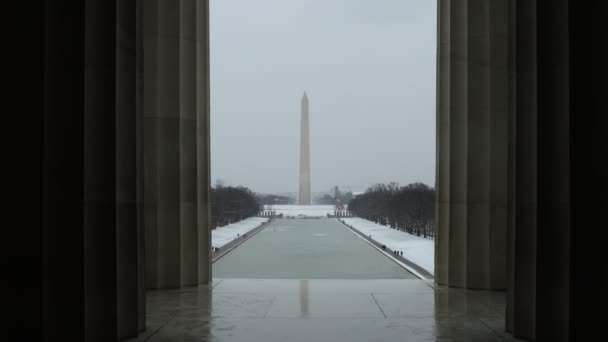 시에서 눈내리는 겨울날 기념관 내부에서 수있는 워싱턴 기념비와 반영의 건축용 — 비디오