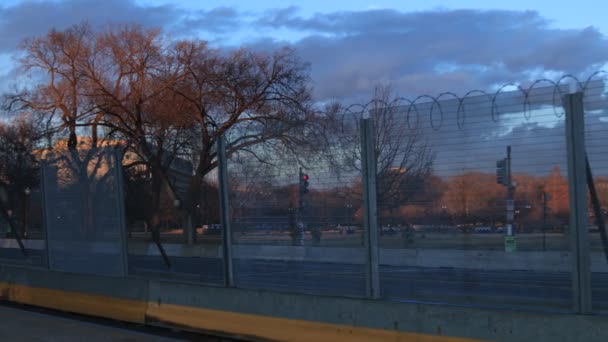 2021年1月6日骚乱后 美国国会大厦在安全围栏和剃须刀铁丝网后面 摄像机从左到右倾斜 人们在栅栏后面看到了身份不明的国民警卫队 华盛顿特区 — 图库视频影像