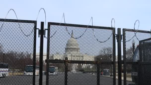 1月6日骚乱之后 美国国会大楼在安全栅栏和剃须刀铁丝网后面 不明身份的国民警卫队士兵从公共汽车上下来提供安全保障 摄影机冲进去了 — 图库视频影像