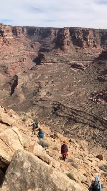 Backpackers Sänker Den Branta Sundance Trail Dark Canyon Stor Geologisk — Stockvideo