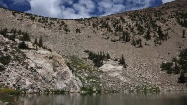 Johnson Gölü 'nün kısa bir zaman atlaması, bir yaz öğleden sonra görüldüğü üzere White Pine County, Nevada' daki Great Basin Ulusal Parkı 'nda bulunan bir alp gölü..
