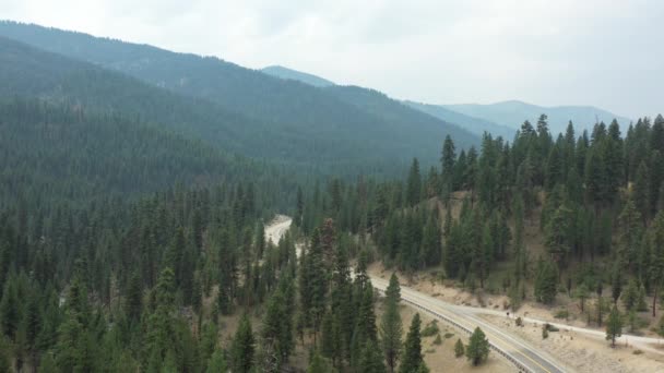 Veículos Viajam Ponderosa Pine Scenic Byway Idaho Sawtooth Mountains Durante — Vídeo de Stock
