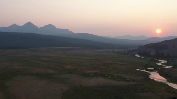 夏夜黄昏时分 在爱达荷州斯坦利山谷溪的空中拍摄 摄像机从左到右跟踪 — 图库视频影像
