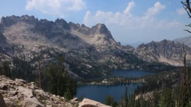 Bir yaz öğleden sonra, Idaho 'daki Sawtooth Wilderness' da Baron Gölleri ve Warbonnet Tepesi 'nden geçen bulutların hızlanması. Sawtooth Ulusal Ormanı ve Ulusal Dinlenme Alanı 'nda yer almaktadır.