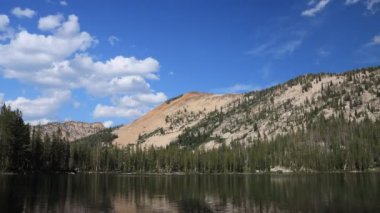 Bir yaz öğleden sonra Idaho 'daki Sawtooth Wilderness' da Vernon Gölü 'nün üzerinden geçen bulutların hızlanması. Sawtooth Ulusal Ormanı ve Ulusal Dinlenme Alanı 'nda yer almaktadır.