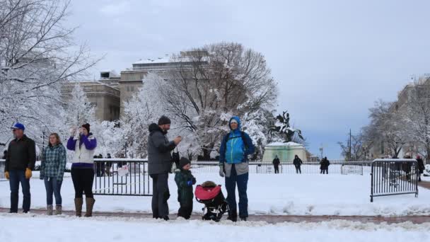 Les Touristes Visitent Lafayette Square Dans Parc Président Washington Près — Video