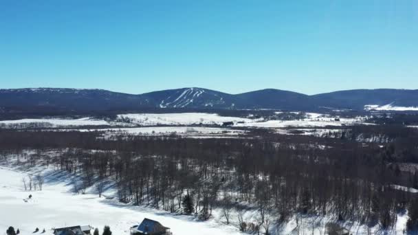 バージニア州西部のタッカー郡で雪に覆われたカナン渓谷の冬の空中撮影 遠くにはスキー場や山が見え 手前にはキャビンが見えます — ストック動画