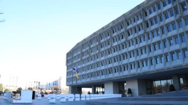 Hubert H. Humphrey Binası, Birleşik Devletler Sağlık ve İnsani Hizmetler Departmanı 'nın merkezi, Washington, D.C.' de bir kış öğleden sonra. Kamera soldan sağa dönüyor.. 