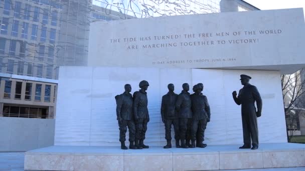 Második Világháborús Szobor Dwight Eisenhower Emlékműben Washington Belvárosában Kamera Balról — Stock videók