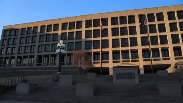 下午晚些时候在华盛顿特区的弗朗西丝 帕金斯美国劳工部大楼 摄像机从左到右倾斜 建筑物的正面罩上了阴影 — 图库视频影像